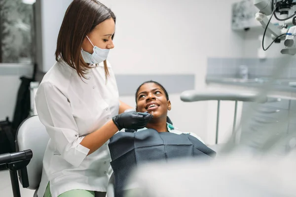Vrouwelijke Patiënt Tandarts Tanden Onderzoek Tandheelkundige Kliniek Vrouw Tandheelkunde Kabinet — Stockfoto