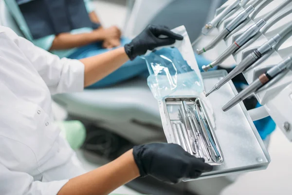 Dentista Leva Instrumento Paciente Sexo Feminino Clínica Odontológica Mulher Armário — Fotografia de Stock