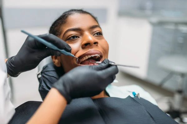 Dentista Examina Los Dientes Paciente Femenina Clínica Dental Mujer Gabinete —  Fotos de Stock