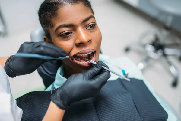 Dentista Examina Los Dientes Paciente Femenina Clínica Dental Mujer Gabinete —  Fotos de Stock