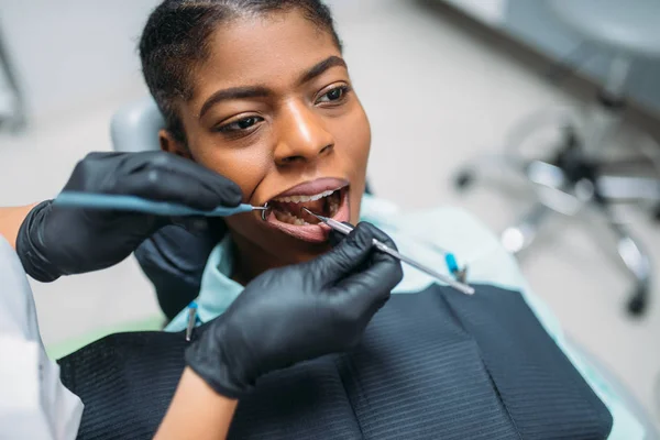 Dentist Examines Teeth Female Patient Dental Clinic Woman Dentistry Cabinet — Stock Photo, Image