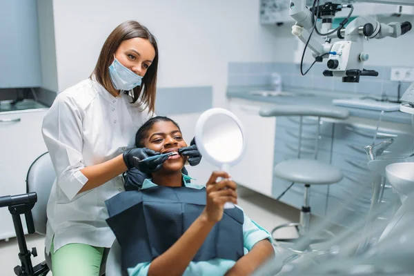 Dentista Mostra Dentes Cliente Paciente Sexo Feminino Procedimento Clareamento Clínica — Fotografia de Stock