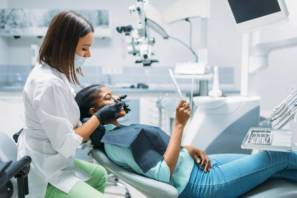 Dentista Buscando Caries Paciente Femenina Clínica Dental Mujer Gabinete Odontología —  Fotos de Stock