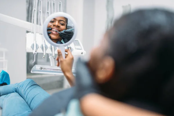 牙医寻找蛀牙 女性病人在牙科诊所 妇女在牙科柜 口腔医学 — 图库照片