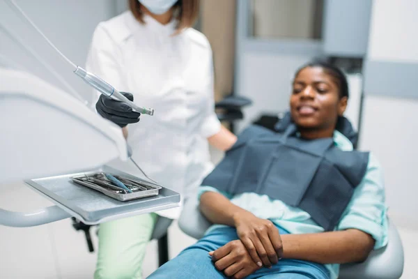 Tandarts Met Boor Vrouwelijke Patiënt Bezoek Tandheelkundige Kliniek Vrouw Kabinet — Stockfoto