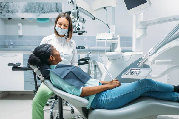 Tandarts Vrouwelijke Persoon Bezoek Tandheelkundige Kliniek Vrouw Kabinet Tandheelkunde Stomatologie — Stockfoto
