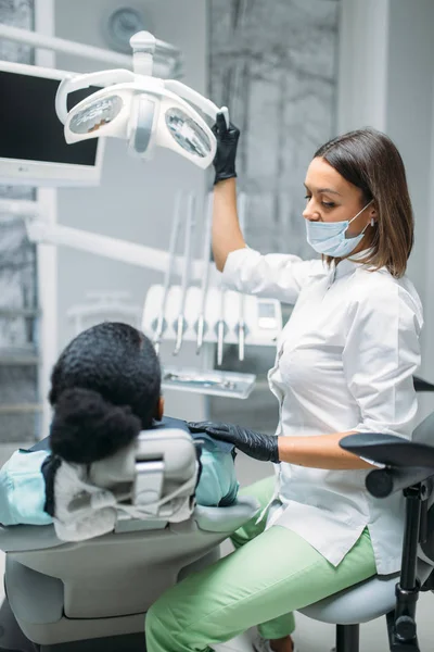 Zahnarzt Mit Maske Und Handschuhen Und Patientin Besuch Zahnklinik Frau — Stockfoto