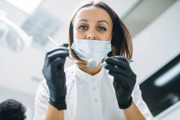 Tandläkare Mask Och Handskar Håller Instrumentet Tandvårdsklinik Kvinna Tandvård Skåp — Stockfoto