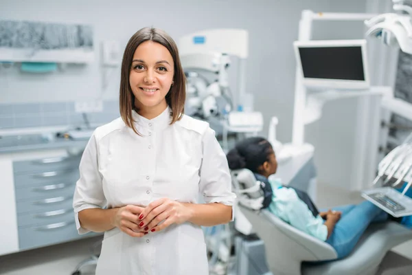 Dentista Mujer Sonriente Clínica Dental Paciente Silla Segundo Plano Mujer —  Fotos de Stock