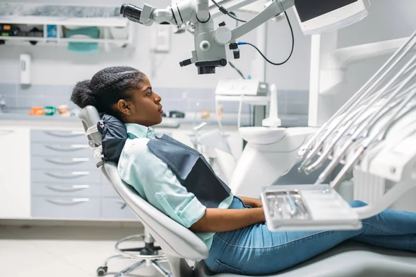女性患者坐在椅子上 到牙科诊所就诊 妇女在牙科柜 口腔医学 牙齿护理 — 图库照片