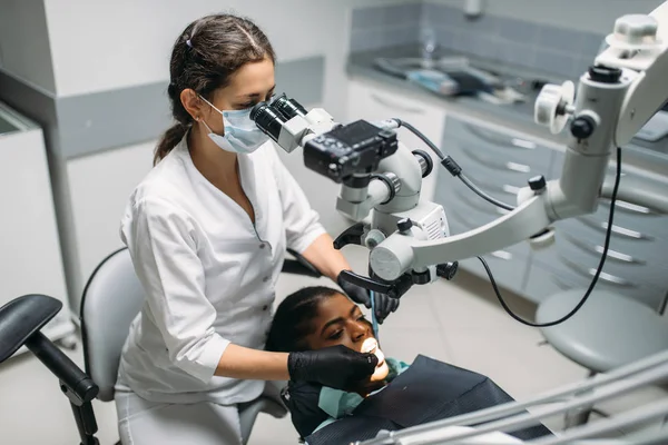 Dentista Hace Cirugía Mujer Visita Clínica Dental Paciente Femenina Gabinete —  Fotos de Stock