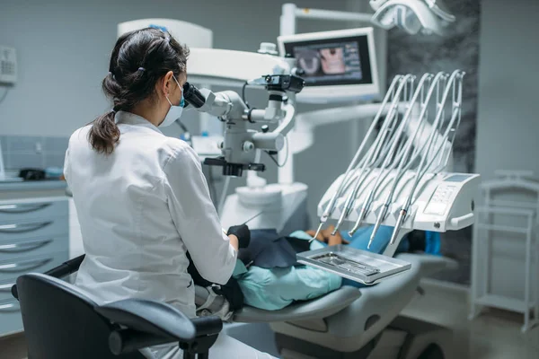 Dentista Faz Cirurgia Mulher Visita Clínica Dentária Paciente Feminina Armário — Fotografia de Stock