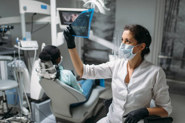 Dentista Feminina Olhando Para Imagem Raio Clínica Odontológica Paciente Cadeira — Fotografia de Stock