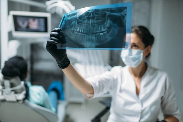 Odontoiatra Che Guarda Foto Raggi Clinica Dentistica Paziente Seduta Sullo — Foto Stock