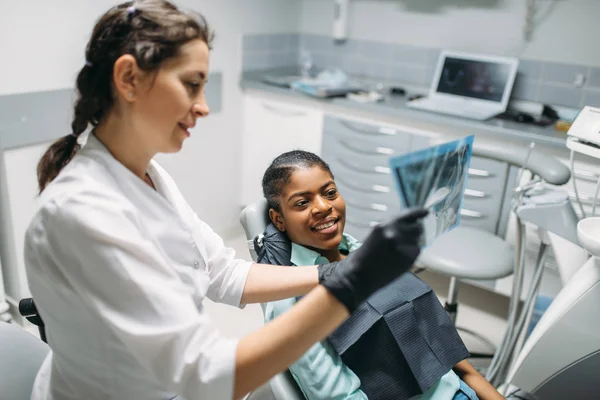 Odontóloga Muestra Imagen Rayos Paciente Clínica Dental Mujer Gabinete Odontología — Foto de Stock