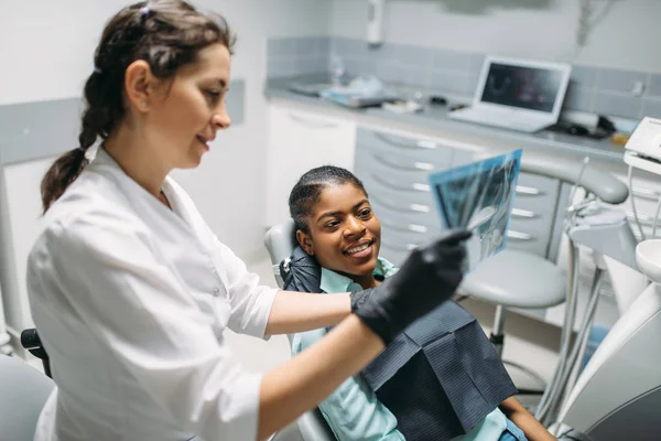 Zahnärztin Zeigt Röntgenbild Patientin Zahnklinik Frau Zahnarztkabinett Stomatologie Zahnpflege — Stockfoto