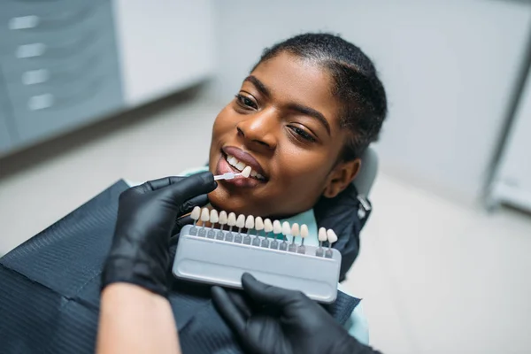 Tandarts Kiezen Van Schaduw Van Tanden Vrouwelijke Patiënt Tandheelkundige Kliniek — Stockfoto