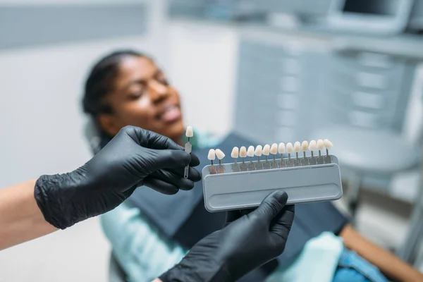 Dentista Eligiendo Tono Los Dientes Paciente Femenina Clínica Dental Mujer — Foto de Stock