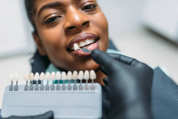 Att Välja Skuggan Tänder Förfarande Kvinnlig Patient Tandvårdsklinik Kvinna Tandvård — Stockfoto