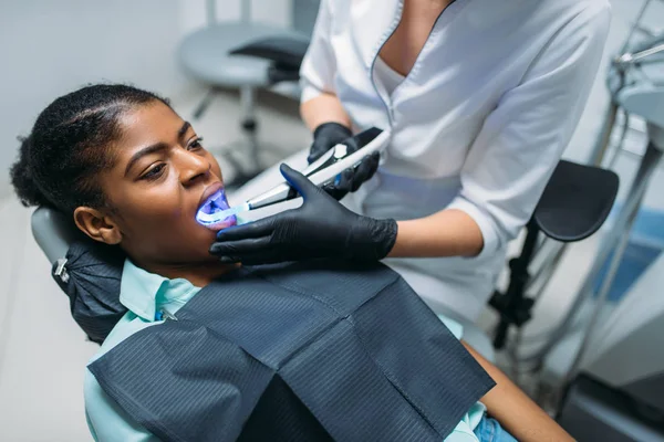 Tandarts Installeert Het Zegel Tand Vrouw Tandheelkundige Kliniek Vrouwelijke Patiënt — Stockfoto