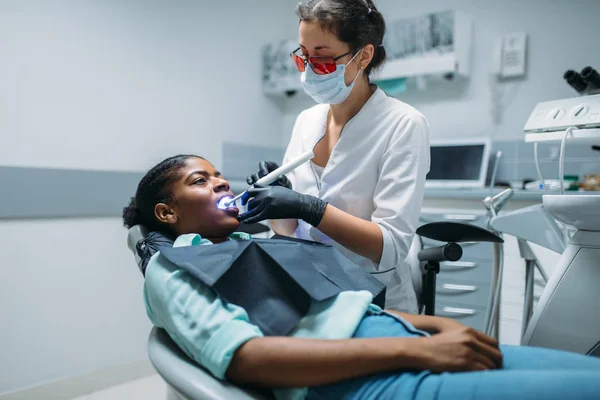 Tandläkare Installerar Tätningen Tanden Kvinna Tandvårdsklinik Kvinnlig Patient Tandvård Skåp — Stockfoto