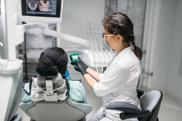 Dentista Feminina Mostra Dentaduras Para Mulher Uma Cadeira Dentária Odontologia — Fotografia de Stock