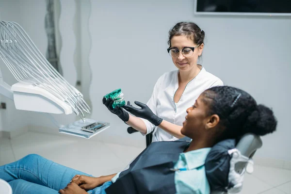 Mujer Dentista Muestra Dentaduras Postizas Mujer Una Silla Dental Odontología — Foto de Stock