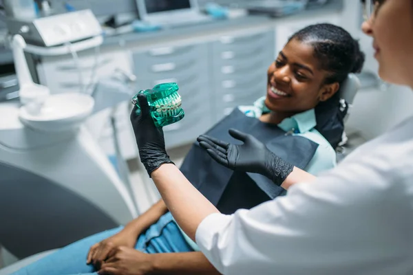 Dentista Muestra Dentadura Postiza Paciente Femenina Clínica Dental Odontología Protésica — Foto de Stock