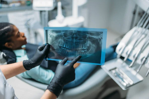 Γυναίκα Οδοντίατρος Δείχνει Πρόβλημα Στην Εικόνα Ray Οδοντιατρική Κλινική Ασθενής — Φωτογραφία Αρχείου