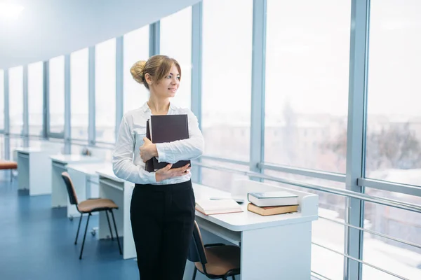 Linda Mujer Joven Gafas Con Libro Biblioteca Persona Femenina Sala — Foto de Stock