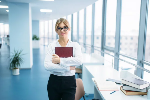 Nette Junge Frau Mit Brille Und Buch Der Bibliothek Weibliche — Stockfoto