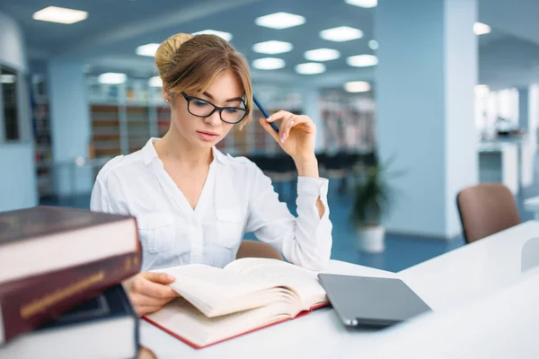 Mujer Bonita Gafas Aprendiendo Libro Biblioteca Persona Femenina Sala Lectura — Foto de Stock