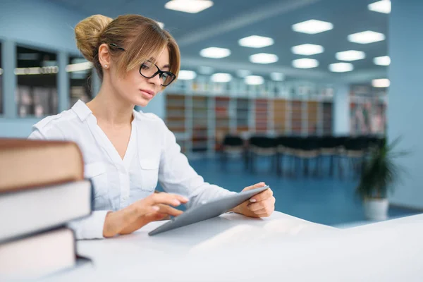Pretty Female Student Sitting Library Young Woman Reading Room Knowledge — Stock Photo, Image