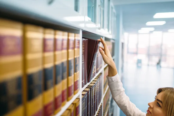 Estudiante Buscando Libro Estante Biblioteca Mujer Joven Sala Lectura Biblioteca — Foto de Stock