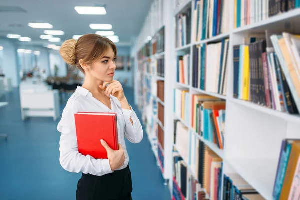 Jonge Vrouw Boek Kijkt Plank Bibliotheek Vrouwelijke Persoon Leeszaal — Stockfoto