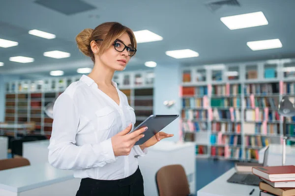 Bardzo Kobiece Osoby Okularach Stojąc Bibliotece Uniwersyteckiej Młoda Kobieta Czytelni — Zdjęcie stockowe