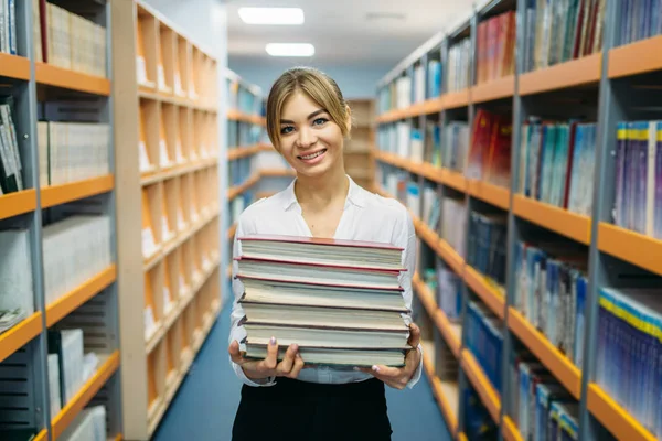 Una Mujer Guapa Con Montón Libros Entre Los Estantes Biblioteca — Foto de Stock