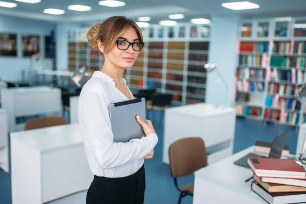 Αρκετά Θηλυκό Πρόσωπο Ποτήρια Στέκεται Στην Βιβλιοθήκη Του Πανεπιστημίου Νεαρή — Φωτογραφία Αρχείου