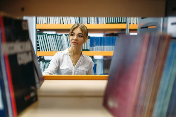 Kobiece Student Wybiera Książki Półce Bibliotece Uniwersyteckiej Młoda Kobieta Czytelni — Zdjęcie stockowe