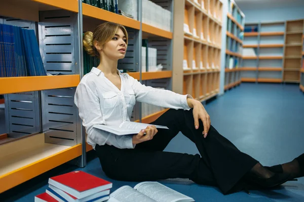 Estudante Feminina Sentada Chão Lendo Livro Biblioteca Universidade Jovem Mulher — Fotografia de Stock