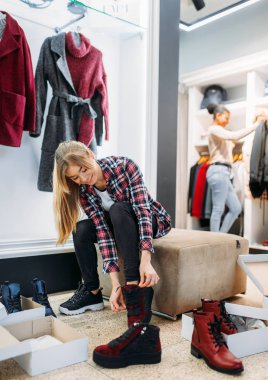 Alışveriş elbise ve ayakkabı, satın iki kız arkadaşım. Shopaholics giyim mağazası, tüketim yaşam tarzı, moda