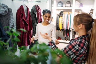 Kat Dükkanı, seçtiğiniz iki arkadaşlar alışveriş. Shopaholics giyim mağazası, tüketim yaşam tarzı, moda