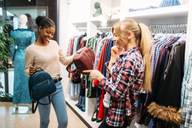 Çanta Dükkanı, seçtiğiniz iki kadın alışveriş. Shopaholics Giyim Mağazası, tüketim yaşam tarzı, moda