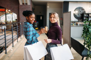 mutlu kadın müşteriler alışveriş merkezinde alışveriş torbaları ile. Shopaholics satın alma, Moda Giyim Mağazası,