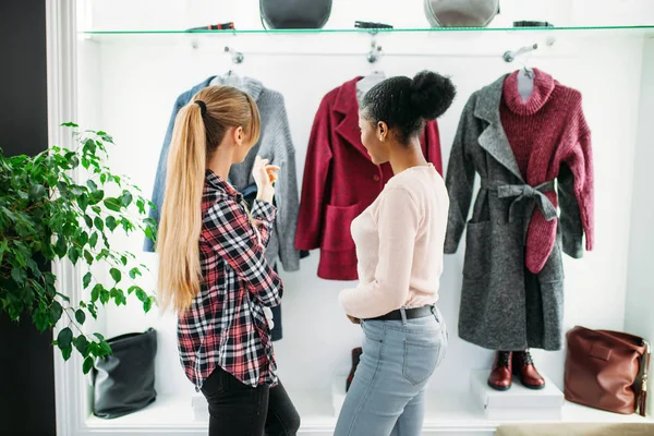 Две Девушки Смотрят Пальто Магазине Ходят Магазинам Магазины Одежды Потребительский — стоковое фото