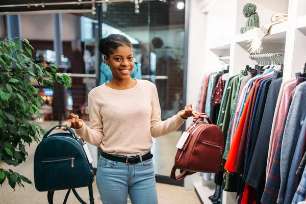 魅力的な黒女性の手でバッグを持ってショッピングします 衣料品店 消費者のライフ スタイル ファッションの中毒者 — ストック写真