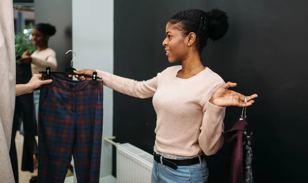 Giysiler Pansuman Seçmek Iki Kız Arkadaşım Oda Alışveriş Shopaholics Satın — Stok fotoğraf