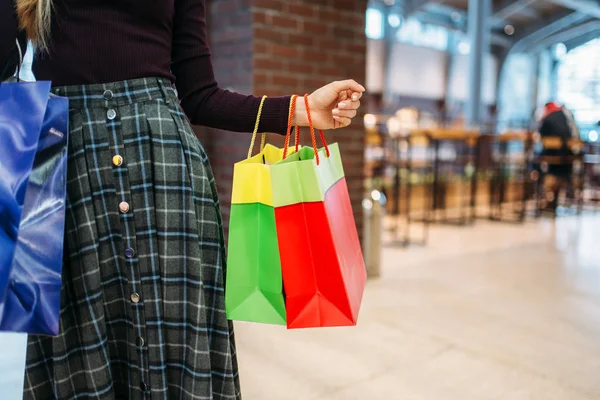 Persona Femenina Con Bolsas Centro Comercial Compras Tienda Ropa Estilo — Foto de Stock