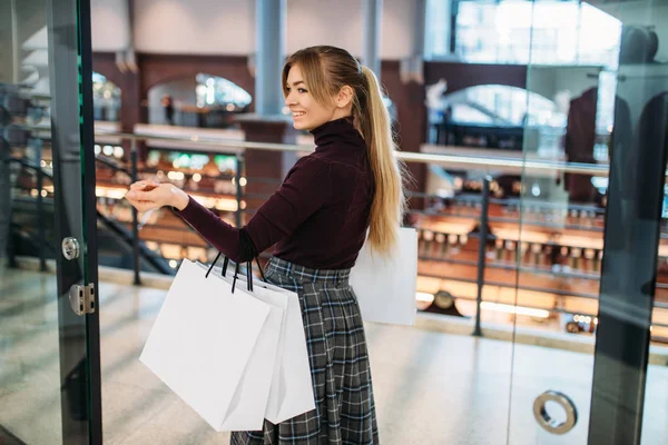 モールで買い物袋を持つ若い女性 衣料品店 消費者のライフ スタイル ファッション 魅力的な女性のお店で購入の中毒者 — ストック写真
