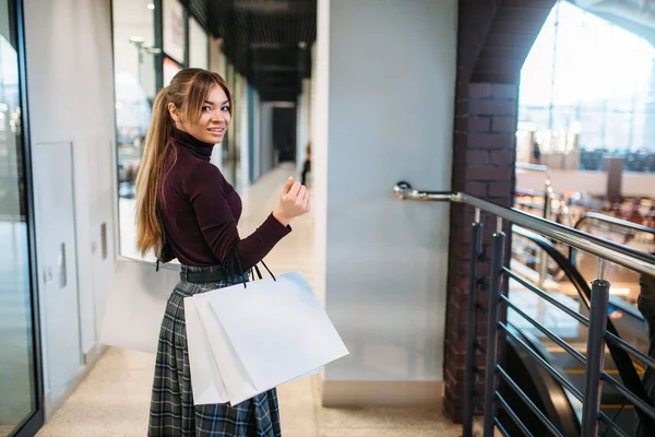 Cliente Femenino Con Bolsas Compras Centro Comercial Shopaholic Tienda Ropa —  Fotos de Stock